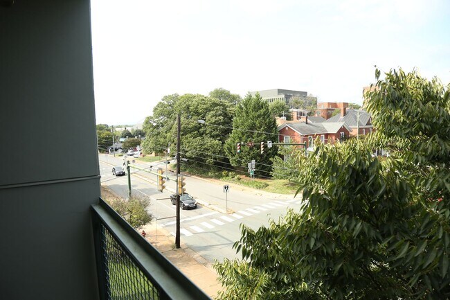 Building Photo - 2 Bedroom Available at the 820 Condos!