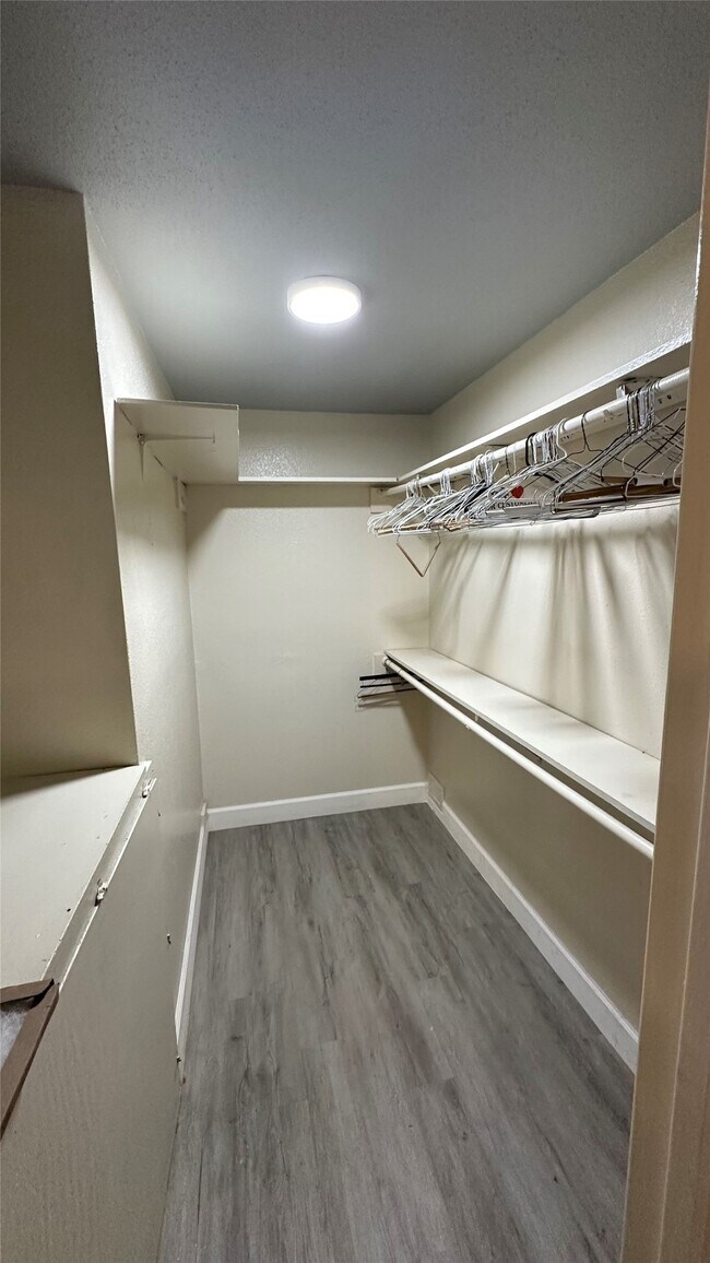 Building Photo - 9550 Deering Dr