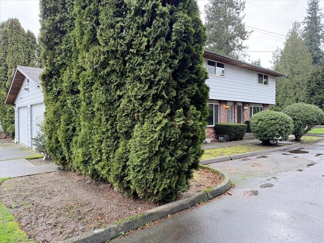 Foto del edificio - $2100 / 2br - 789 ft2 - Townhome/garage/fenced yard