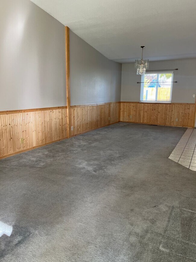 Foto del edificio - 3 bedroom 2 bathroom with fenced back yard...