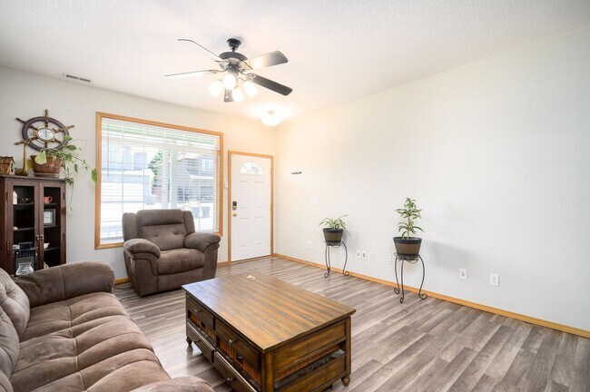 Building Photo - 3 bedroom 2.5 bath home- great location!