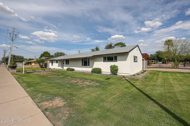 Building Photo - 1604 E Rancho Dr