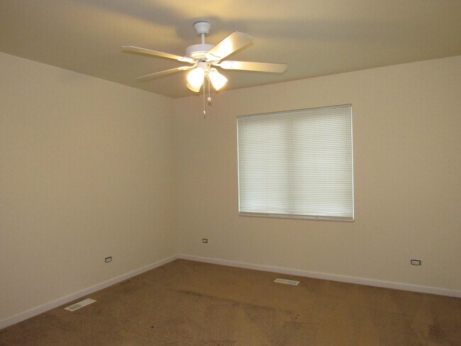 Building Photo - 922 W Bergera Rd