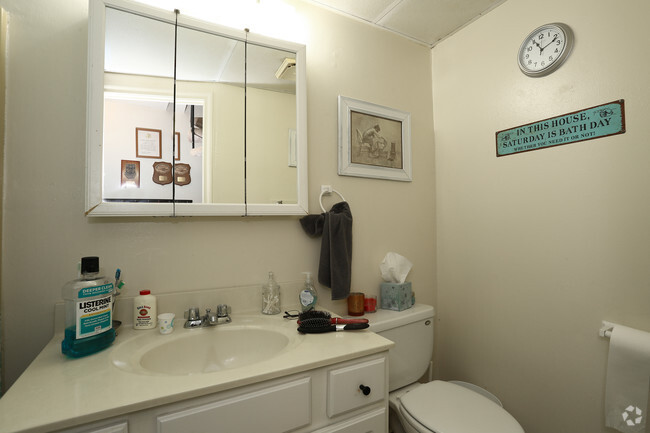 Baño completo - Falconridge Apartments