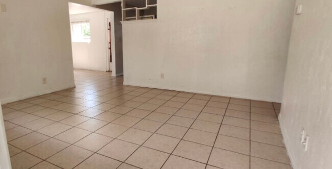 Foto del edificio - 2050-2033 33rd Ave N