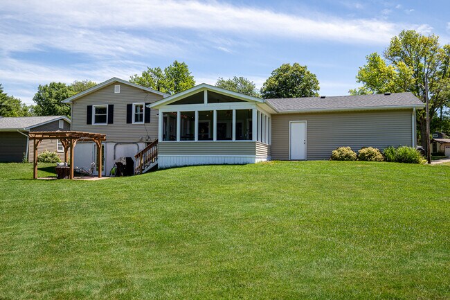 Building Photo - 2520 Olympia Dr