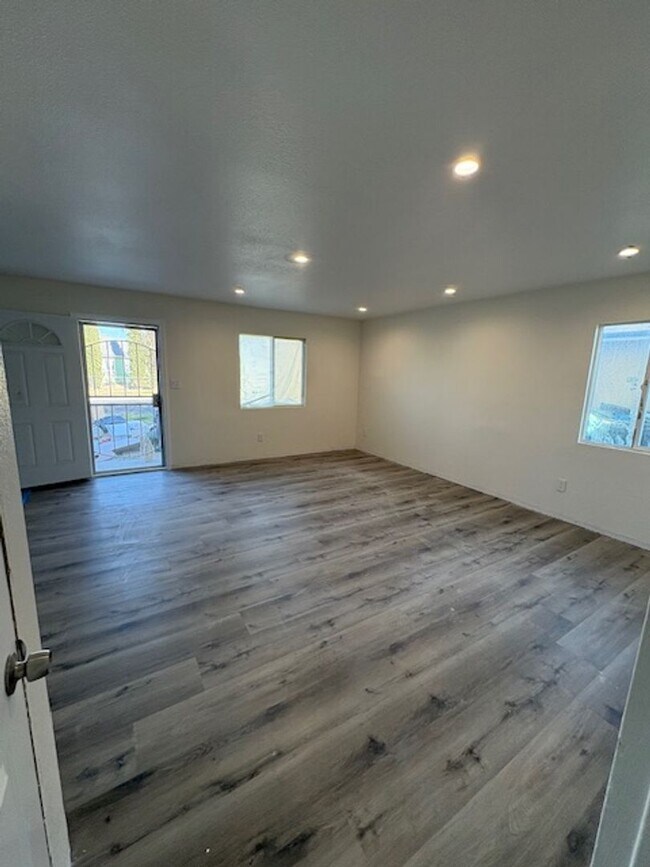 Building Photo - Newly remodeled 3 bedroom, 2 bath home.