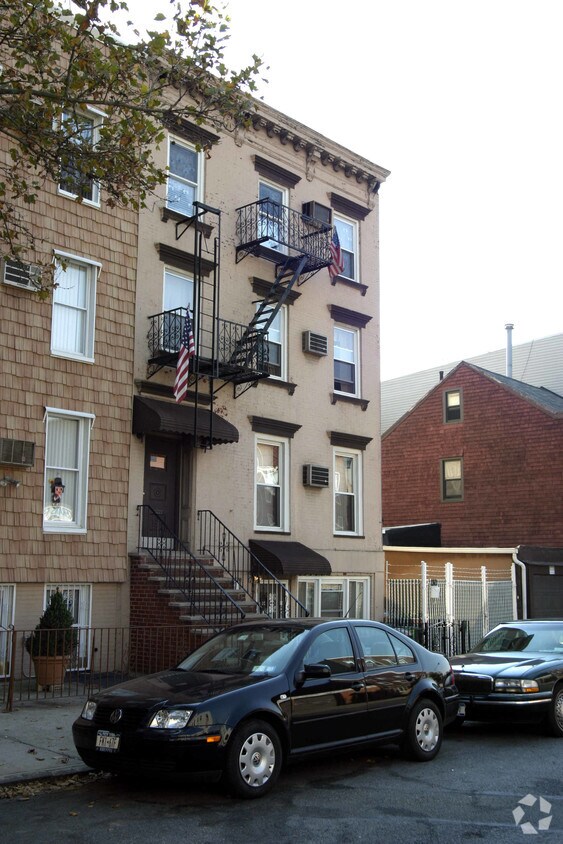 Foto del edificio - 32 Skillman Ave