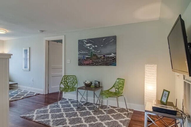 Building Photo - 1 bedroom in East Nashville. Minutes to 5 ...