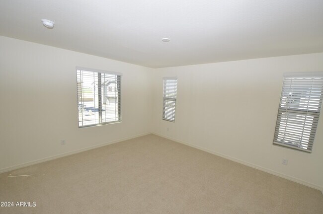 Building Photo - 1306 E Sparrow Dr