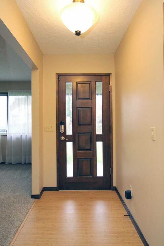 Building Photo - Sprawling Remodeled 3 Bed/3 Bath Mid-Century South Tabor Gem on a Huge Lot!