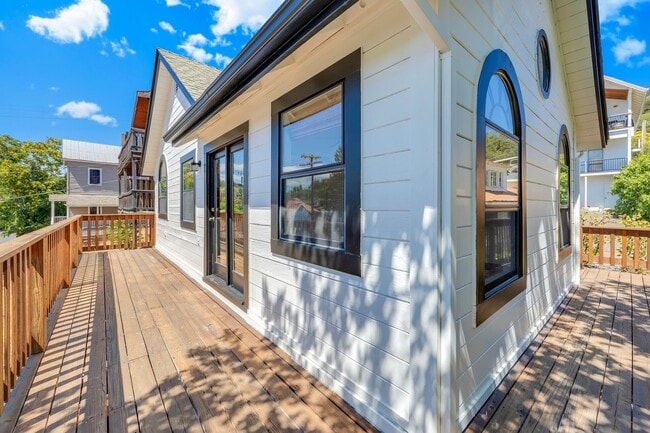 Building Photo - Charming Newly Remodeled 2 Bedroom Home in...