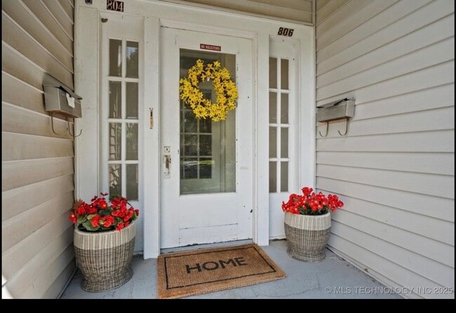 Building Photo - 806 S Osage Ave