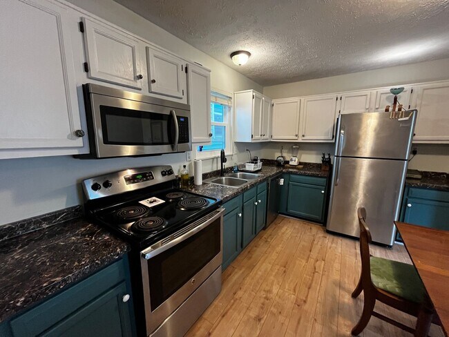 Foto del edificio - FURNISHED 2-BED w/OFFICE IN SHELBY PARK
