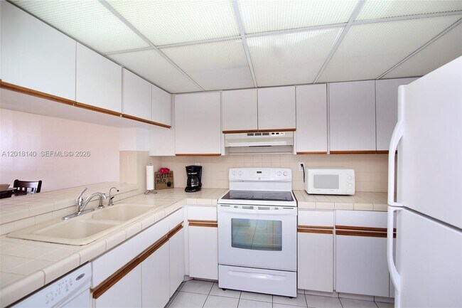 Building Photo - 2555 Collins Ave