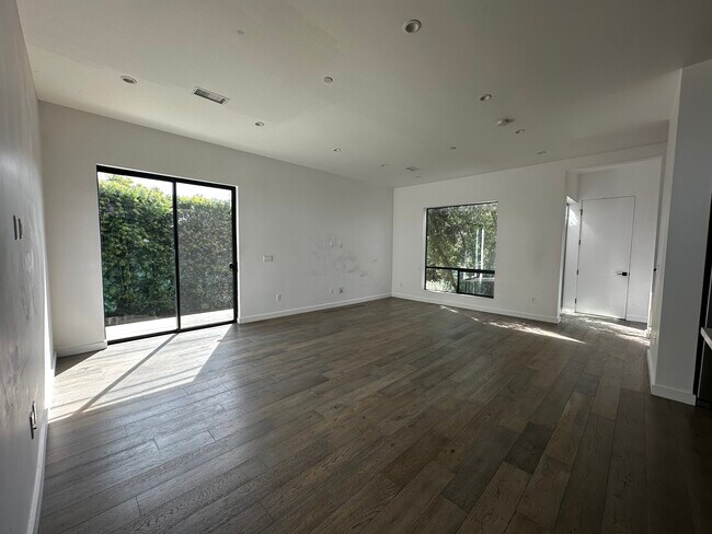 Building Photo - 2830 S Cloverdale Ave
