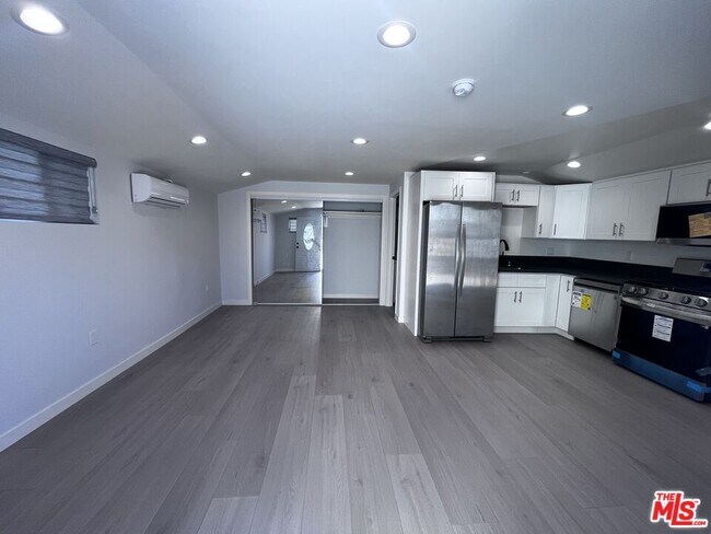 Building Photo - 942 S Lucerne Blvd