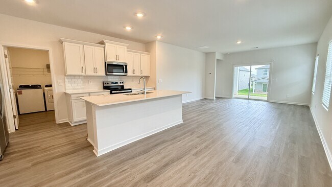 Foto del edificio - 8259 Huspa Ave