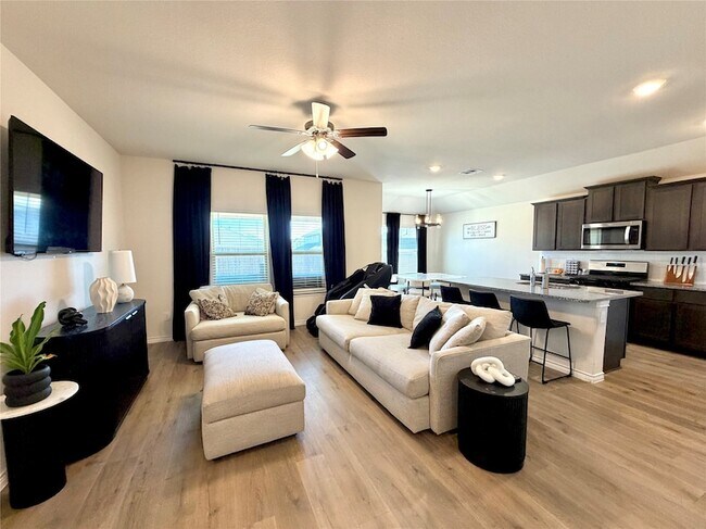 Foto del edificio - 7416 Raynor Pl