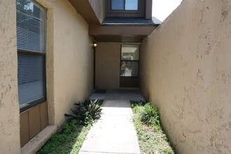 Building Photo - 5492 Pinehaven Ct