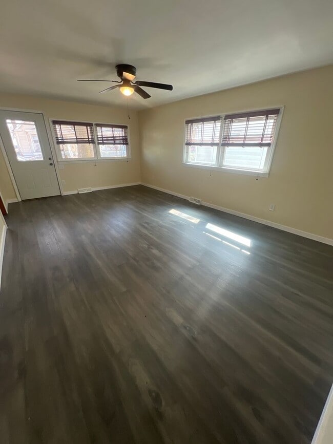 Building Photo - 2 Bedroom, 1 Bath home with 1 car garage