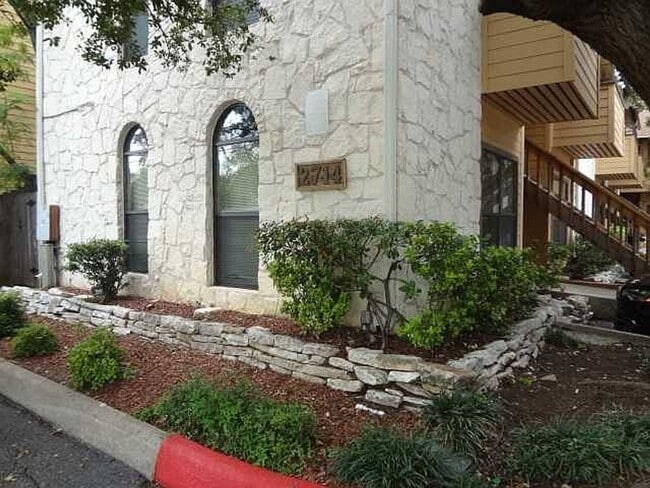 Foto del edificio - West campus 1 bed condo just 2 blocks from UT