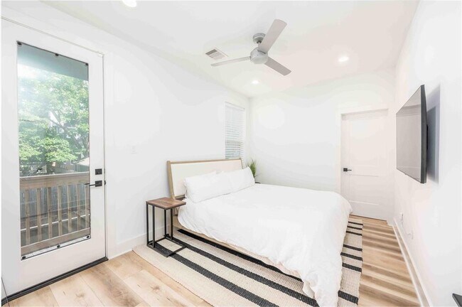 Foto del edificio - 1038 W 17th St