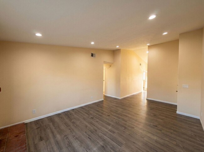 Building Photo - Union City 4-Bed, 2-Bath w/ 2-Car Garage & Vaulted Ceilings