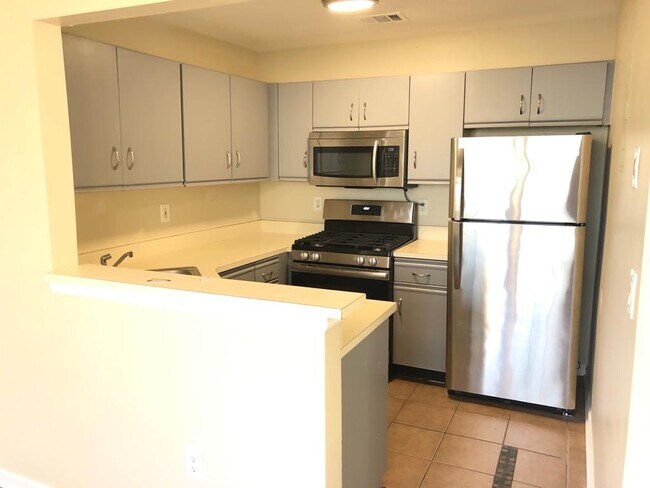 Building Photo - 20 Tanglewood Ct