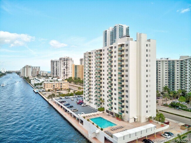 Foto del edificio - 3000 S Ocean Dr