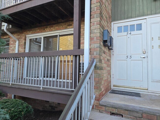 Foto del edificio - Updated, spacious 1st fl 1-bedroom/1-bathroom condominium with most utilities included & lots of ...