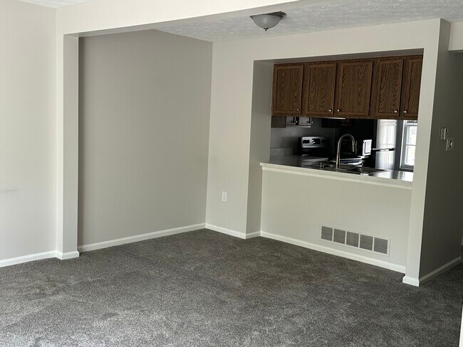 Building Photo - 5035 Hamilton Dr
