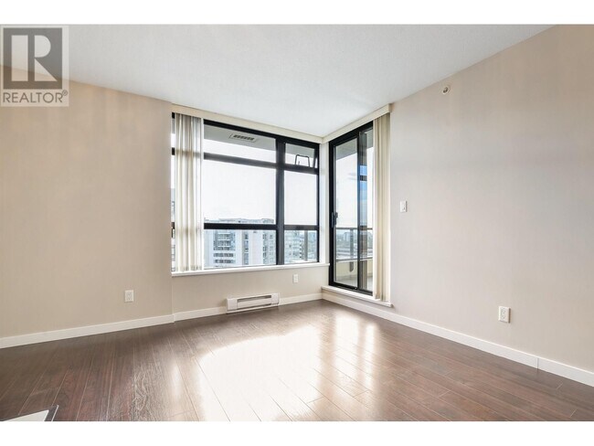 Photo du bâtiment - 8120-8120 Lansdowne Rd