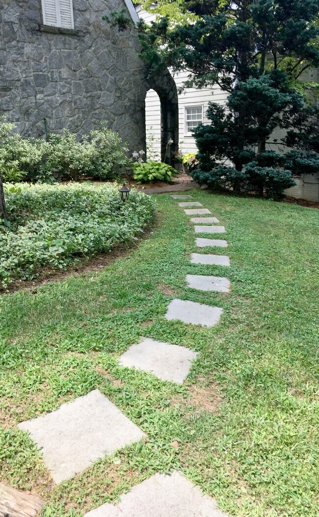 Entrada privada con pasarela desde el aparcamiento. - 629 Hillpine Dr NE