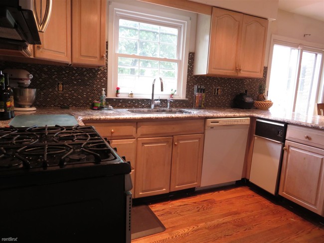 Building Photo - 32 Westbury Dr
