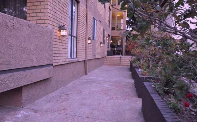 Building Photo - 1132 S Doheny Dr