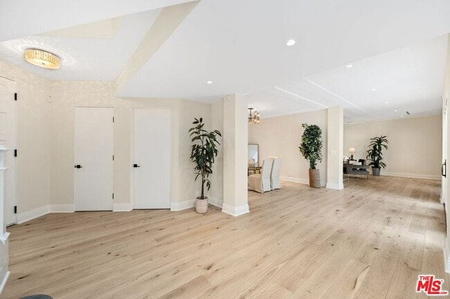 Building Photo - 869 S Bundy Dr