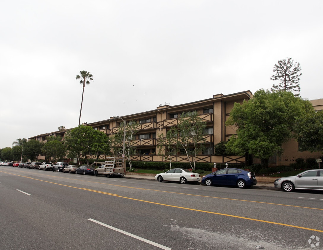 Building Photo - 17020 Burbank Blvd