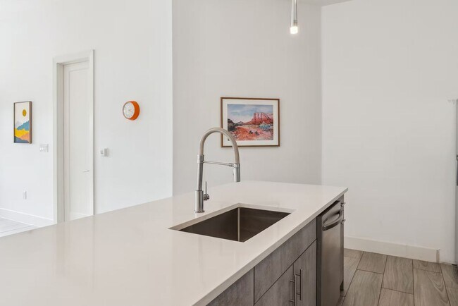 Foto del edificio - 1100 Peters St