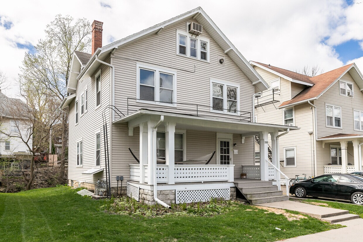 Building Photo - 717 Iowa Ave