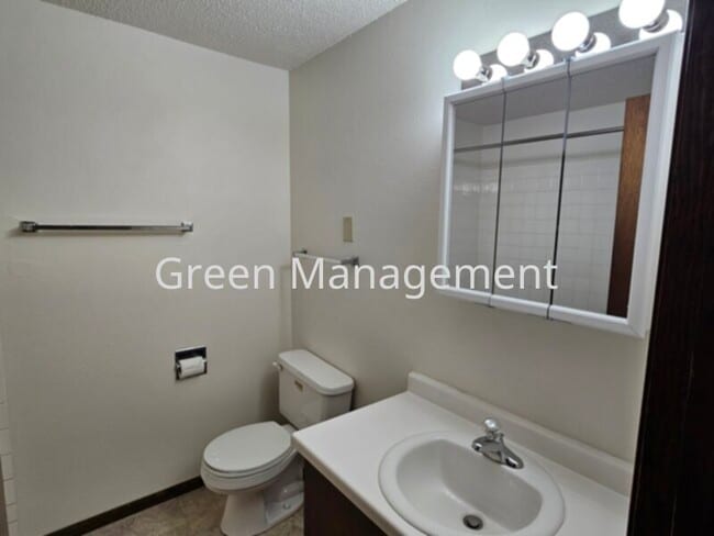 Building Photo - 2 Bedroom Heat Paid with Garage