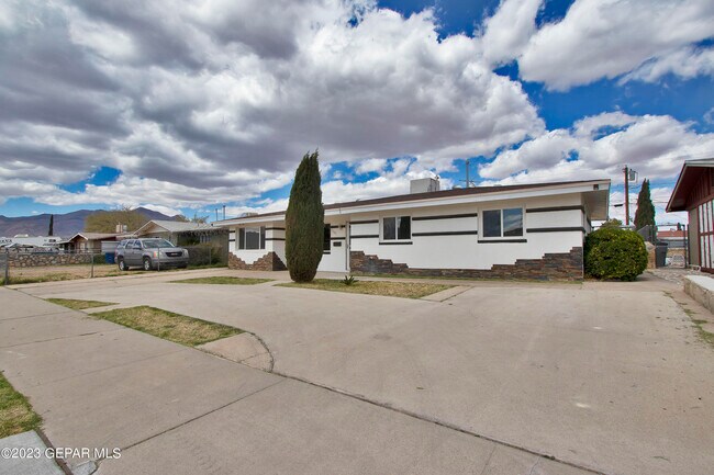 Building Photo - 5703 Wren Ave