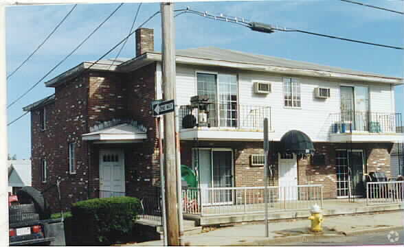 Primary Photo - 211 Malden St