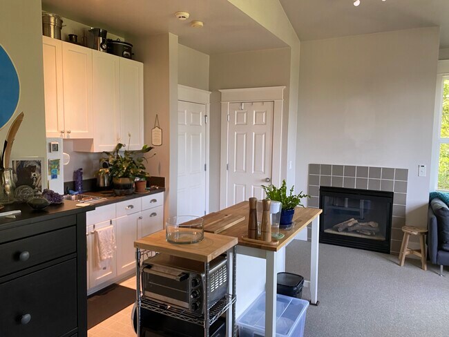 Kitchen - 2333 NW Aspen Ave