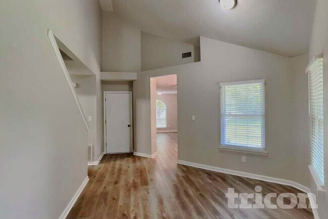 Foto del edificio - 2701 Riverbend Dr