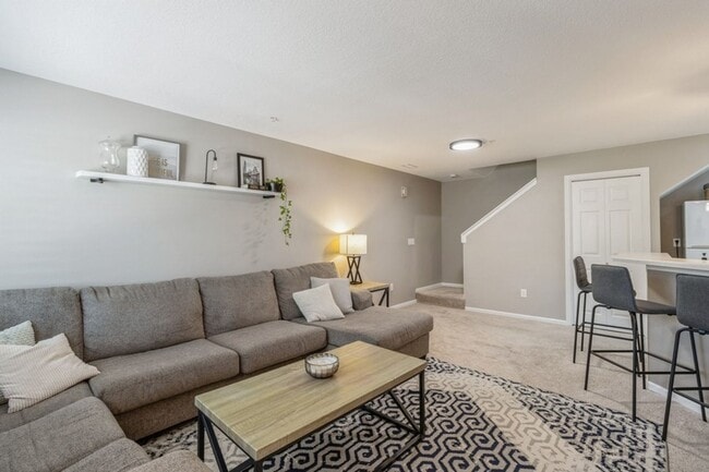 Building Photo - CHARMING HOME WITH EXCELLENT LOCATION!!  2 Bedroom, 1.5 Bathroom Townhome in West Des Moines!