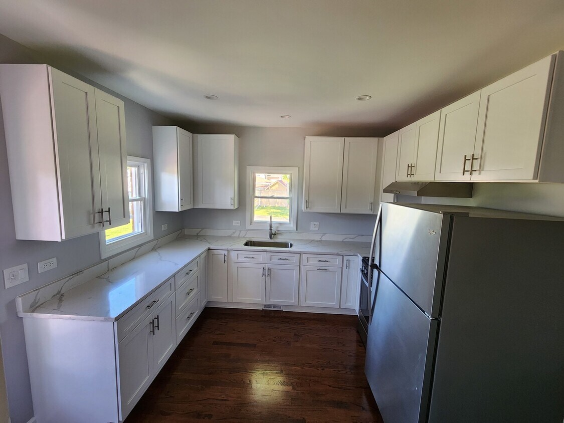 Primary Photo - 16W560 2nd Ave