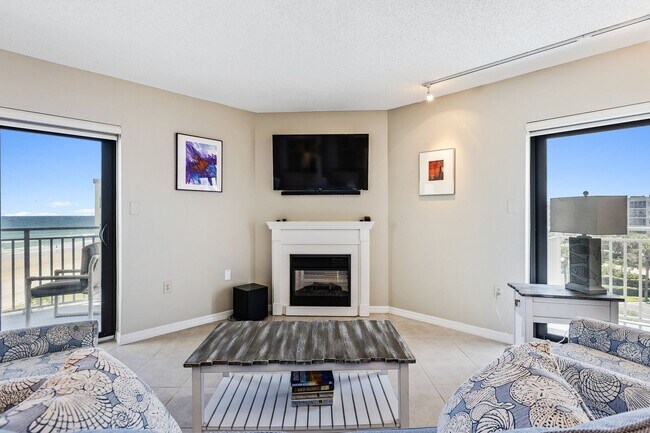 Foto del edificio - Fully Furnished Beautiful 2 Bedroom Seascape Towers Oceanfront Condo