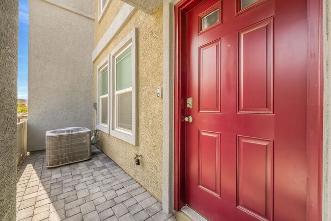 Building Photo - Modern Inspirada Townhome with Stylish Finishes & Community Pool Access!