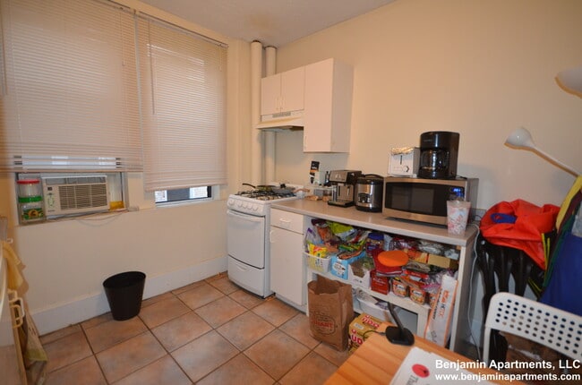 Building Photo - 11 Barrows St